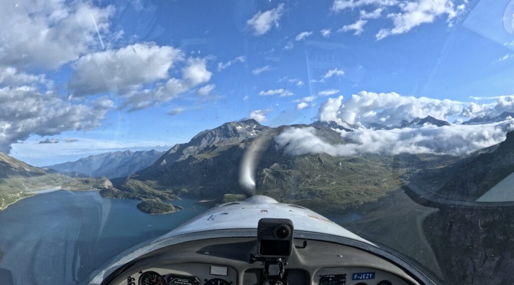 Les cimes au bout des ailes. Osez la montagne !